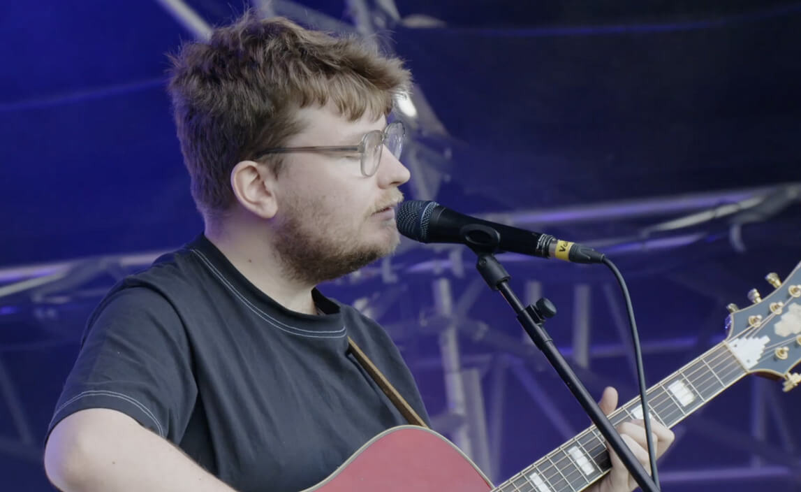 laurie-macmahon-perfomring-at-lakefest-2025